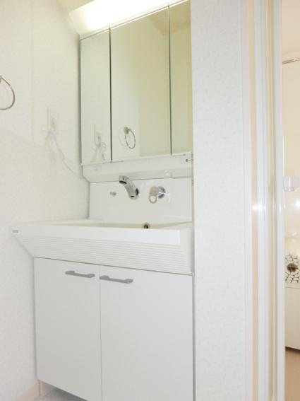 Wash basin, toilet. 4 Building