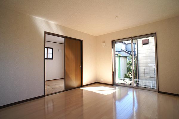 Living. Warmth full of space to feel the touch of the sun