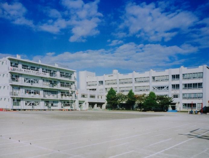 Primary school. Yashio Municipal pine trees up to elementary school 630m