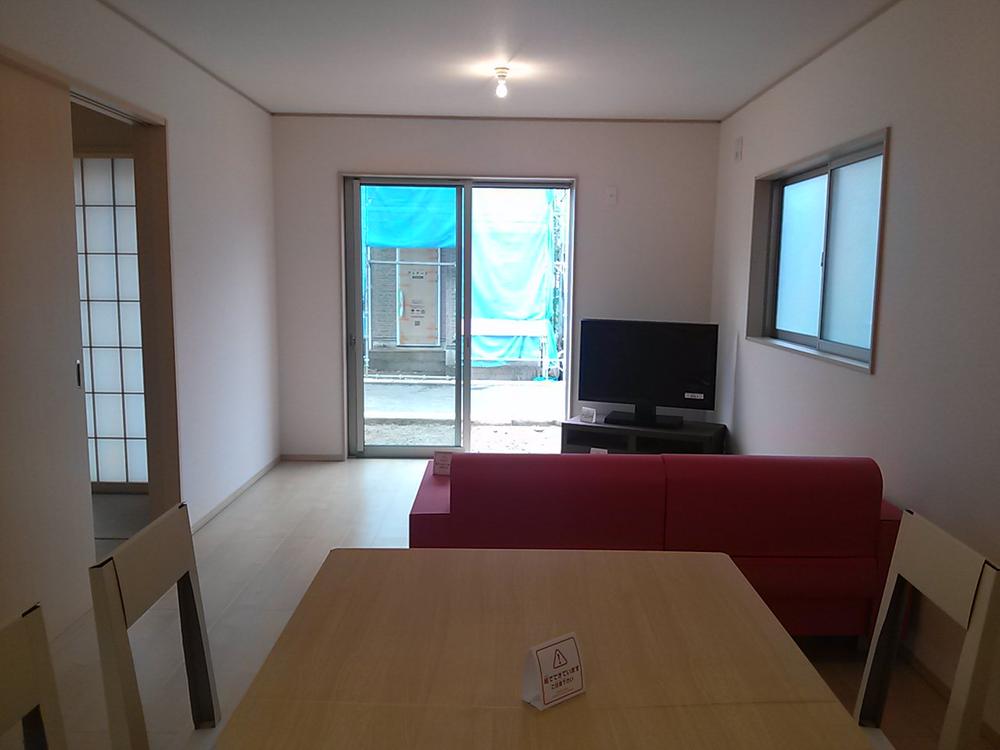 Living. Local (11 May 2013) Shooting