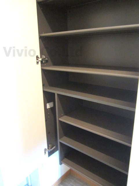 Receipt. Fulfilling shoe box