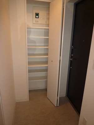 Entrance. Also equipped with shoe box