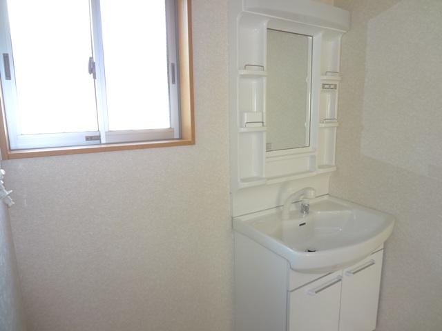 Wash basin, toilet. Shampoo dresser