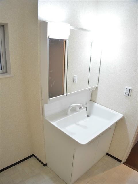 Wash basin, toilet. Very active in the busy morning