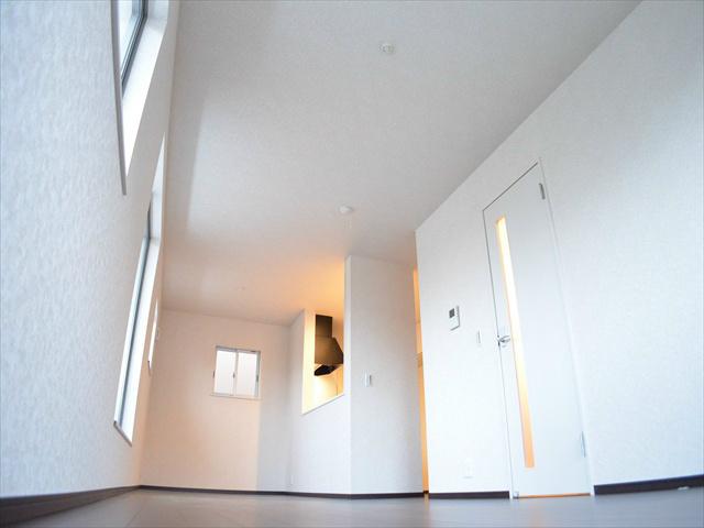 Living. The layout of the furniture is also easy