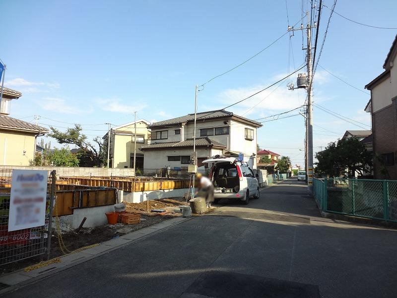 Local photos, including front road. Southwest side 4.5m public road