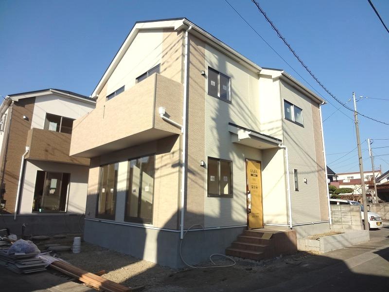 Local appearance photo. A quiet residential area, All two buildings. 1 Building appearance (December 5, 2013) shooting southeast × southwest corner lot! Good per yang. 