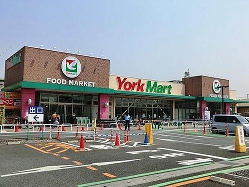 Shopping centre. Until the Mall Plaza 700m