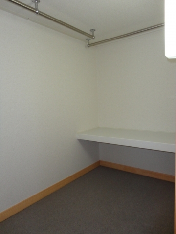 Receipt. 1K Yet walk-in closet