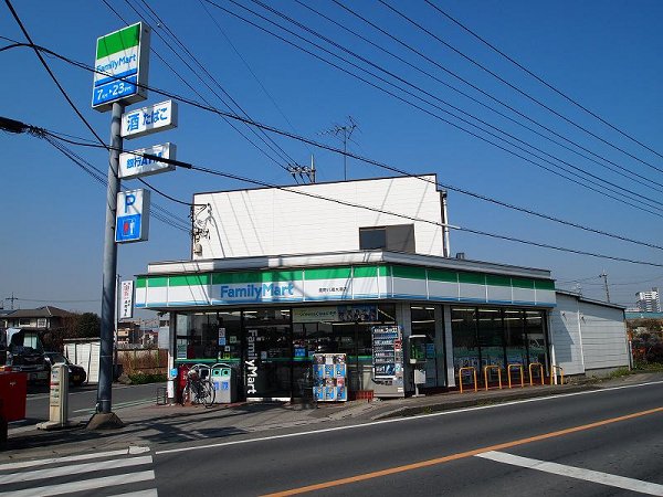 Convenience store. 600m to Family Mart (convenience store)