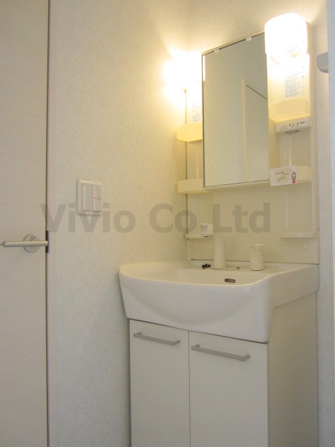 Washroom. Popular independent wash basin equipped.