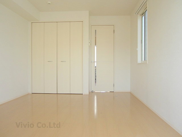 Living and room. About 8.25 Pledge.