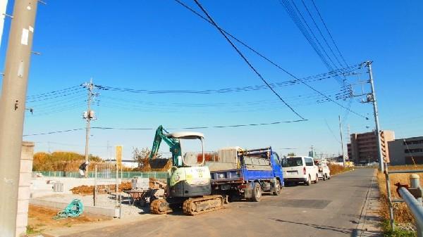 Local photos, including front road. Parking is comfortably in front 6m road