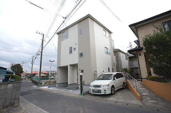 Local photos, including front road. Peaceful new life to fulfill in a quiet residential area