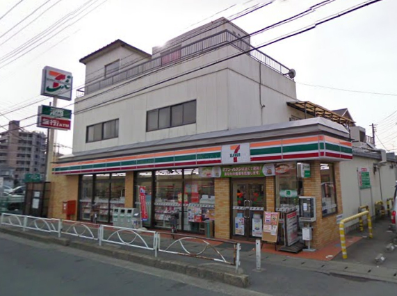 Convenience store. 250m to Seven-Eleven (convenience store)