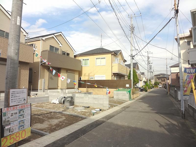 Local photos, including front road. Surrounding environment