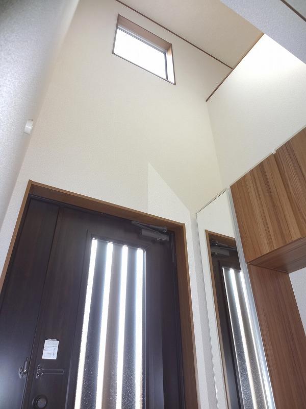 Entrance. Atrium bright entrance (Building 2)