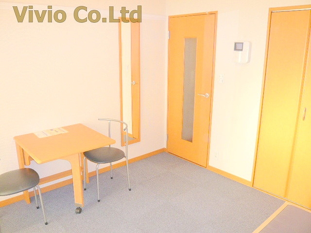 Living and room. Full-length mirror and desk ・ Also equipped with a chair