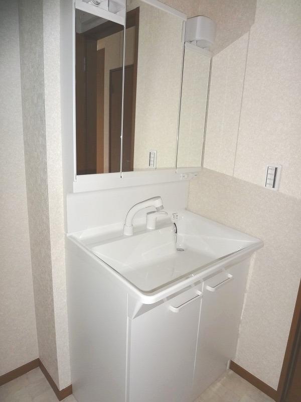 Wash basin, toilet. Shampoo dresser