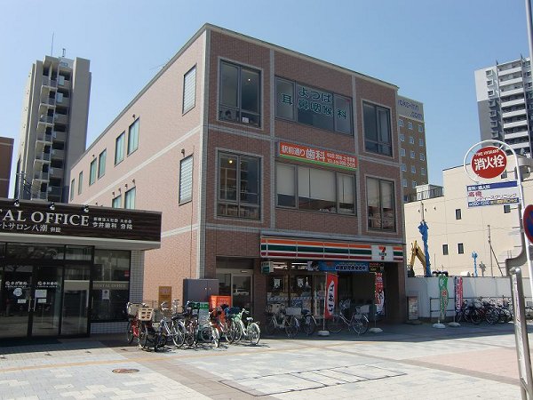 Convenience store. 900m to Seven-Eleven (convenience store)