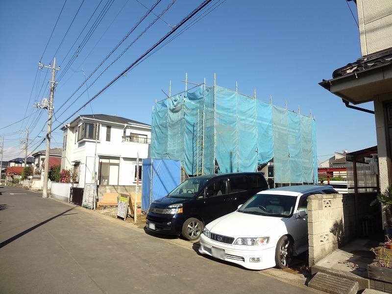 Local photos, including front road. Local (12 May 2013) Shooting West 6m public road surface