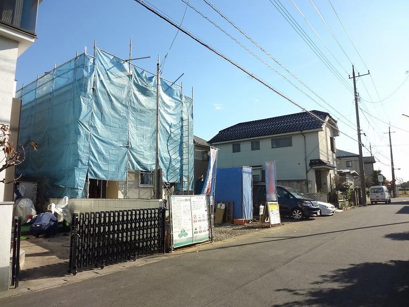 Local photos, including front road. West 6m public road surface