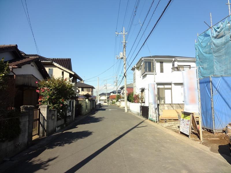Local photos, including front road. A quiet residential area