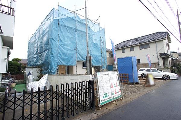 Local photos, including front road. Overall