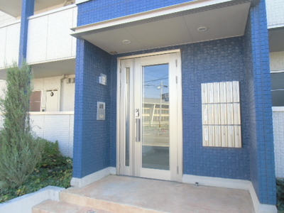 Entrance. Auto-lock of entrance