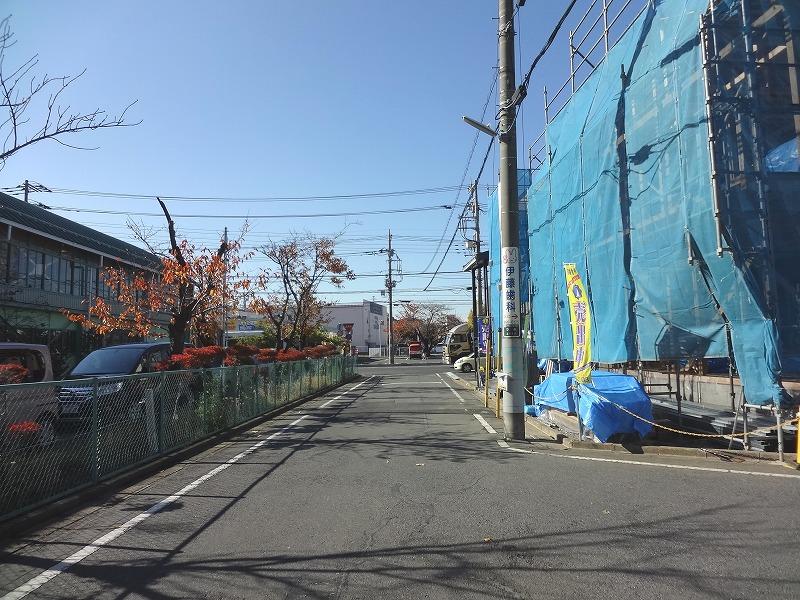 Local photos, including front road. South 6m public road surface Worry mom in front of elementary school is eye!