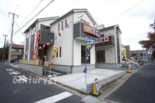 Local photos, including front road. Great location Siemens loose 22m road