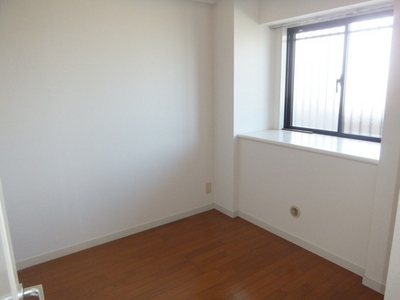 Living and room. 4.5 Pledge of Western-style