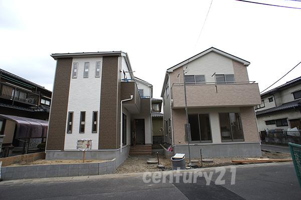 Local photos, including front road. Overall