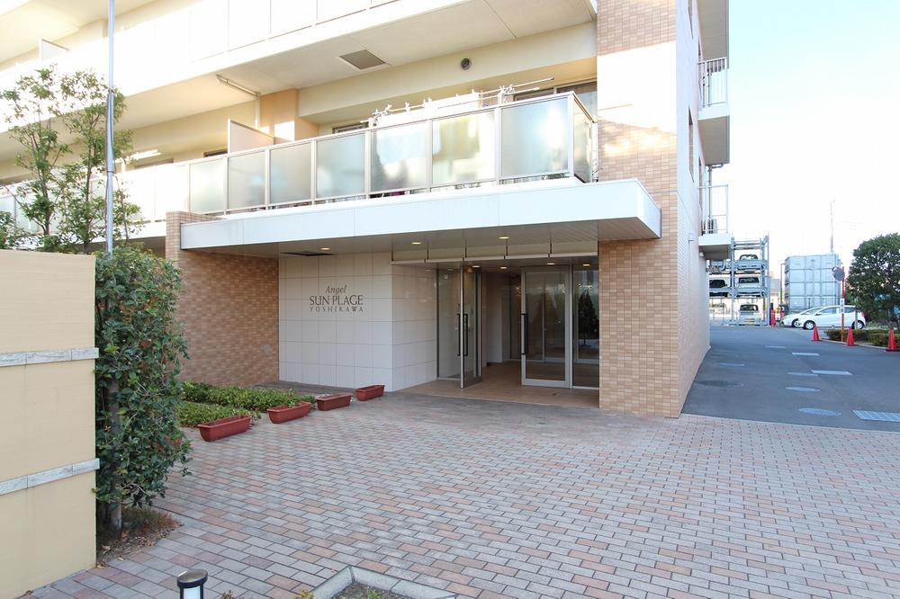 Entrance. Common areas