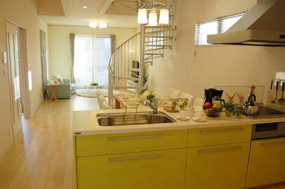 There is warmth overflowing Kukanko households living kitchen 22.4 Pledge spiral staircase to feel the touch of the sun. Warmth full of space to feel the touch of the sun