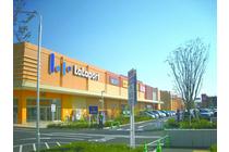 Shopping centre. 800m until LaLaport