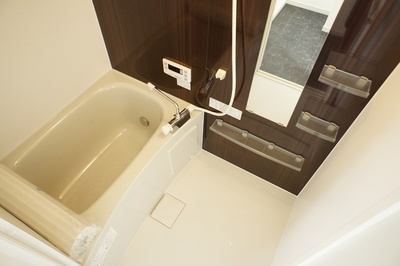 Bath. Accent cross the wall one side of the bus ☆