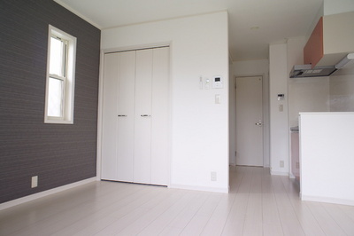 Living and room. Because the corner room is a two-sided lighting there is a small window ☆