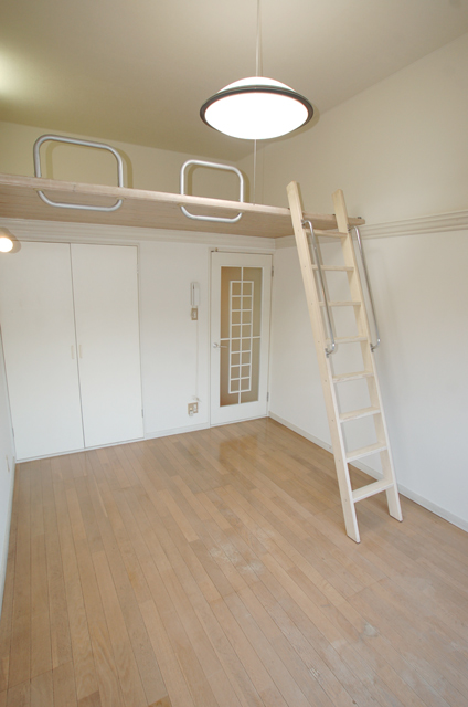 Living and room. Ceiling is a high sense of openness is the room