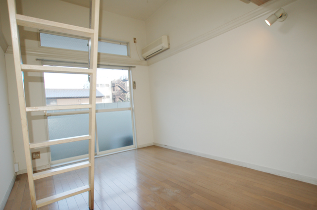 Living and room. Southwest-facing long period of time of lighting can be expected Bright sunny spot space