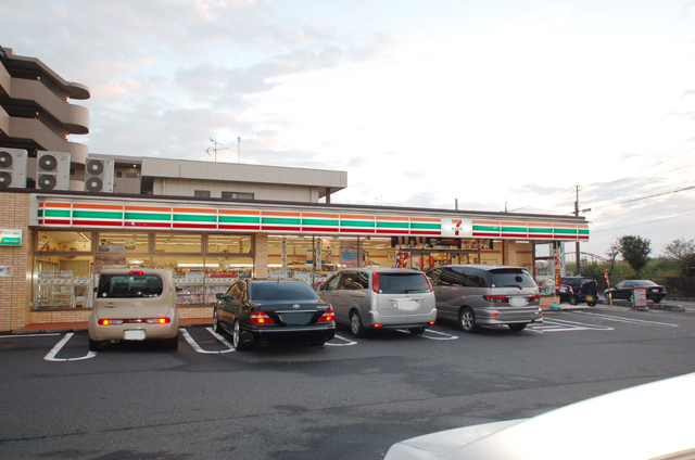 Convenience store. Seven-Eleven Yoshikawa cucumber 2-chome up (convenience store) 412m