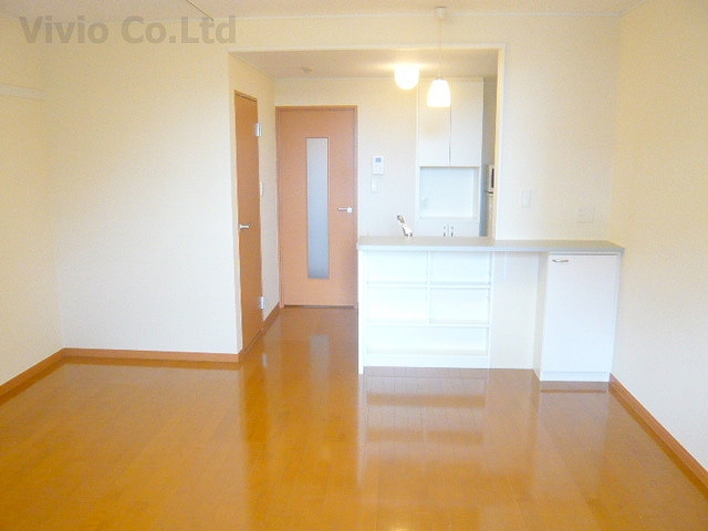 Living and room. It is a popular counter kitchen.