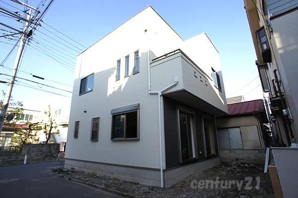 Local appearance photo. Bright house wrapped in plenty of sunlight