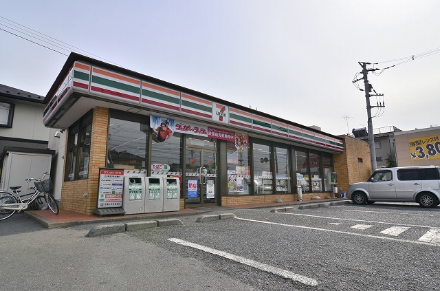 Convenience store. 912m to Seven-Eleven (convenience store)