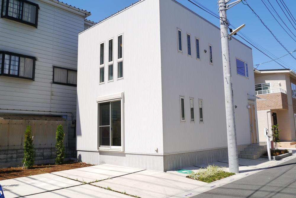 Local appearance photo. Outer wall uses Garba steel plate, We have to design and durability of up. Parking spaces also ensure two. Per day is a good on the south-facing! 