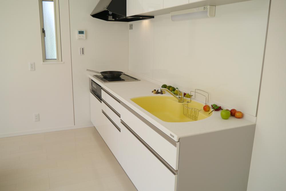 Kitchen. Use the IH stove, We will help you housework wife. Kitchen sink also there is a feeling of luxury artificial marble. 