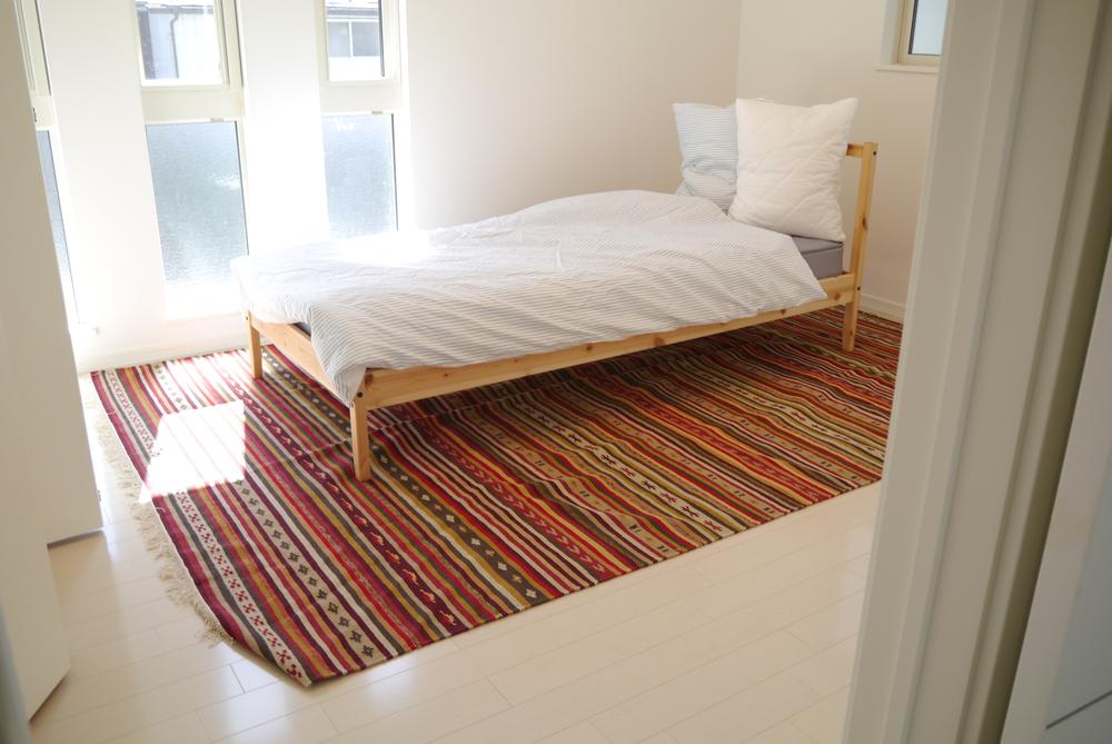 Non-living room. South-facing master bedroom. Equipped with a walk-in closet. Because the window is a Low-E double-glazing, Is the thermal insulation performance is high. 