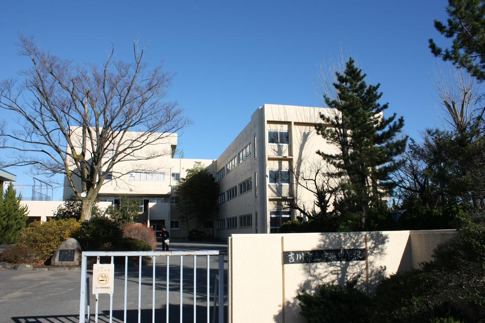 Junior high school. Yoshikawa City Central Junior High School A 2-minute walk (140m)