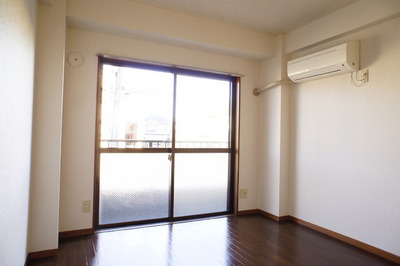 Living and room. About six quires of Western-style