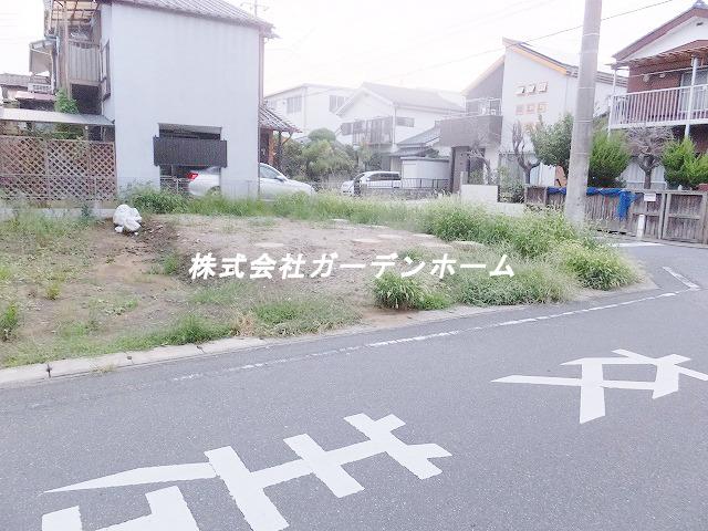 Local photos, including front road. Because it is under construction, You can see up to the complete process from scratch !!